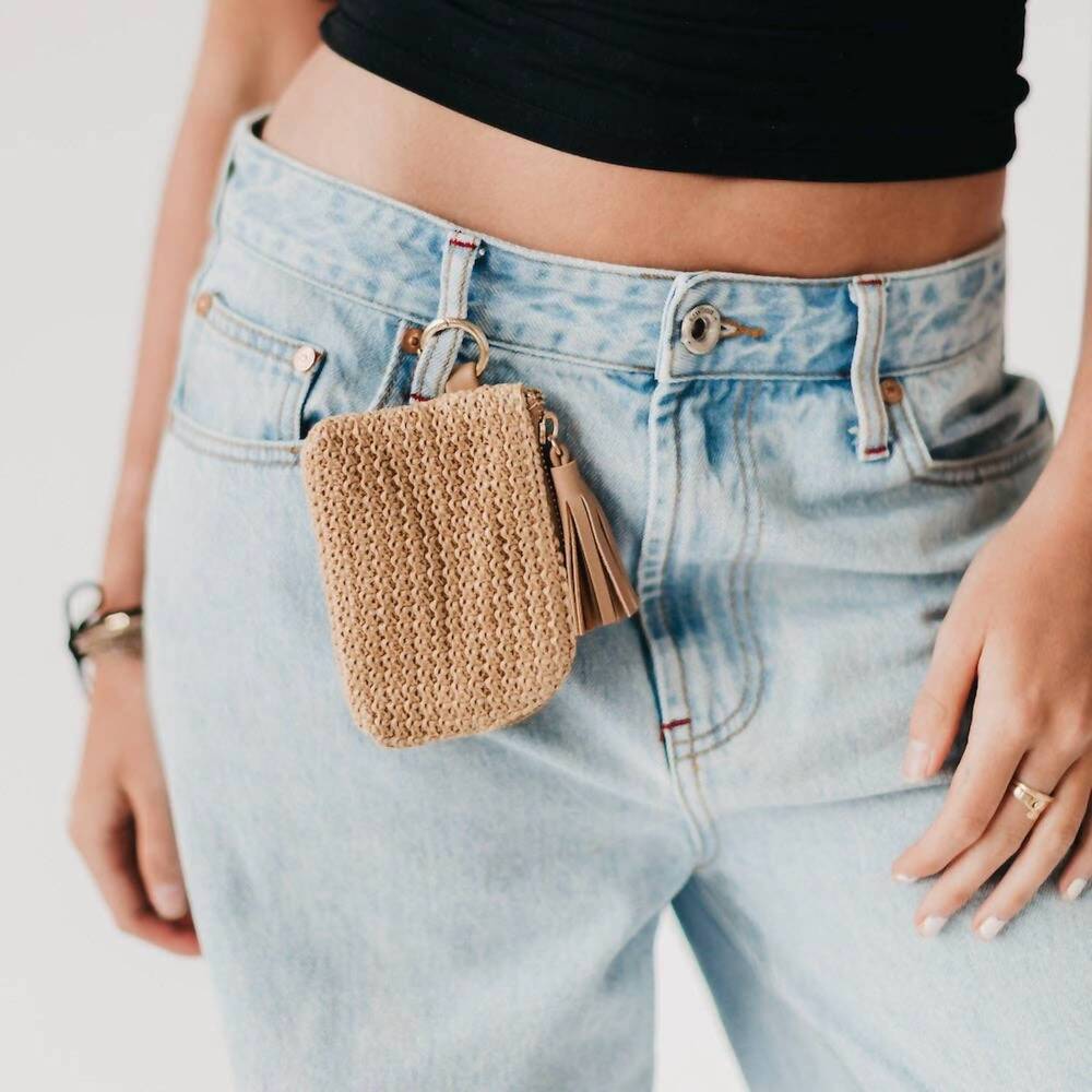 NEW PRETTY SIMPLE women's river raffia clippable card holder in tan